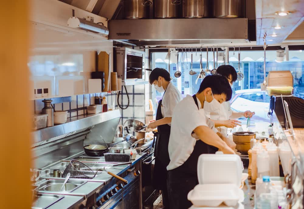 Das Küchenteam des Bistro Kombu bei der Zubereitung