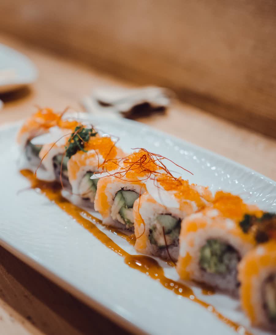 Sushi-Platte mit Nigiri und Maki, angerichtet für ein Catering